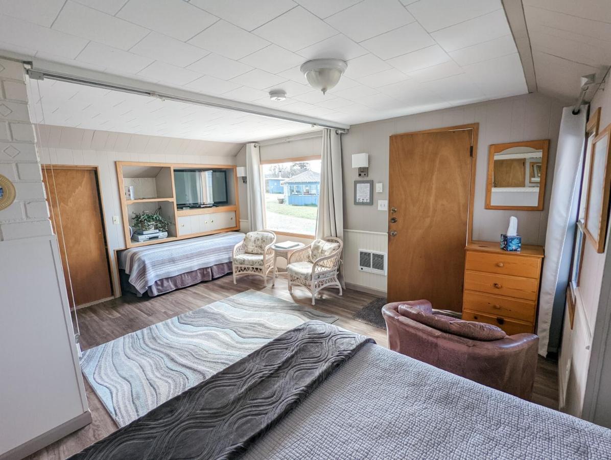 Juan De Fuca Waterfront Hotel & Cottages ซีควิม ภายนอก รูปภาพ