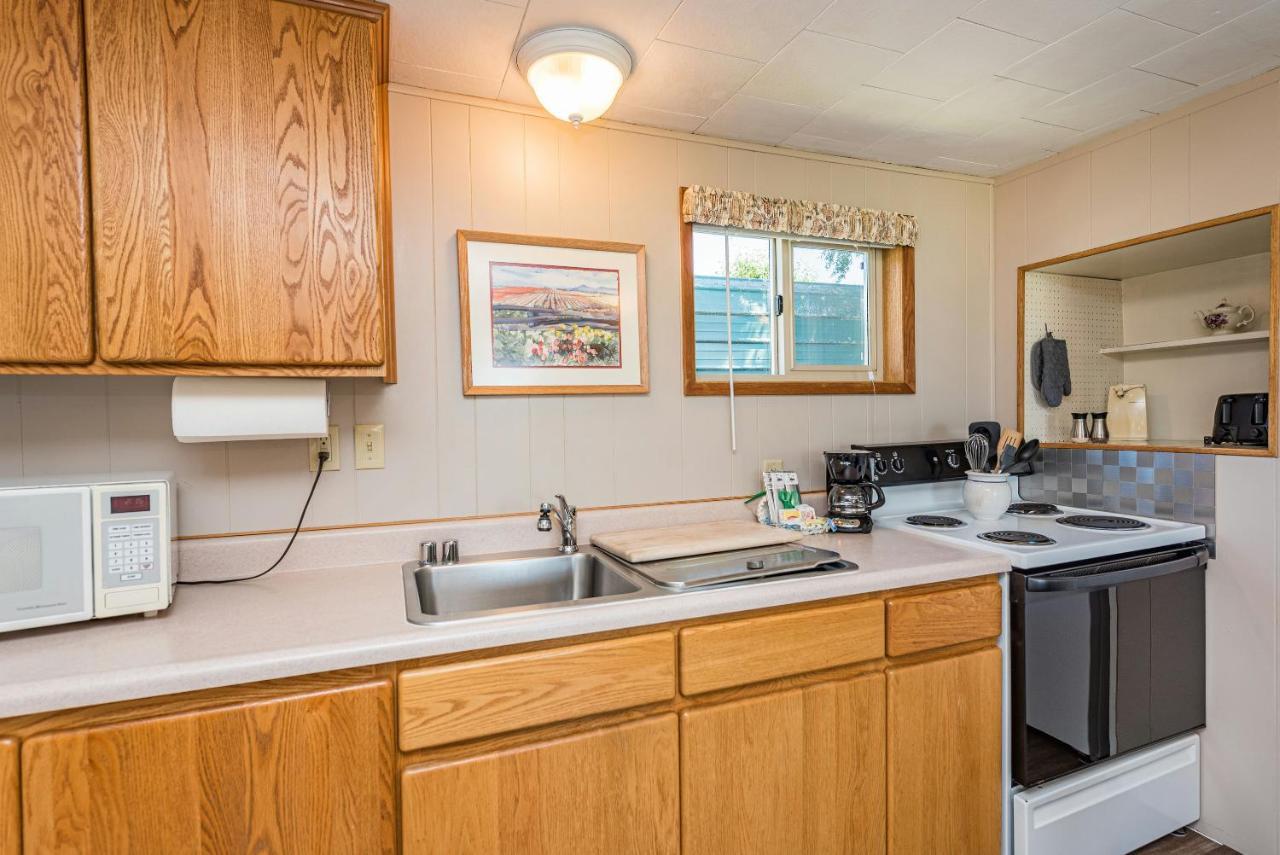 Juan De Fuca Waterfront Hotel & Cottages ซีควิม ภายนอก รูปภาพ