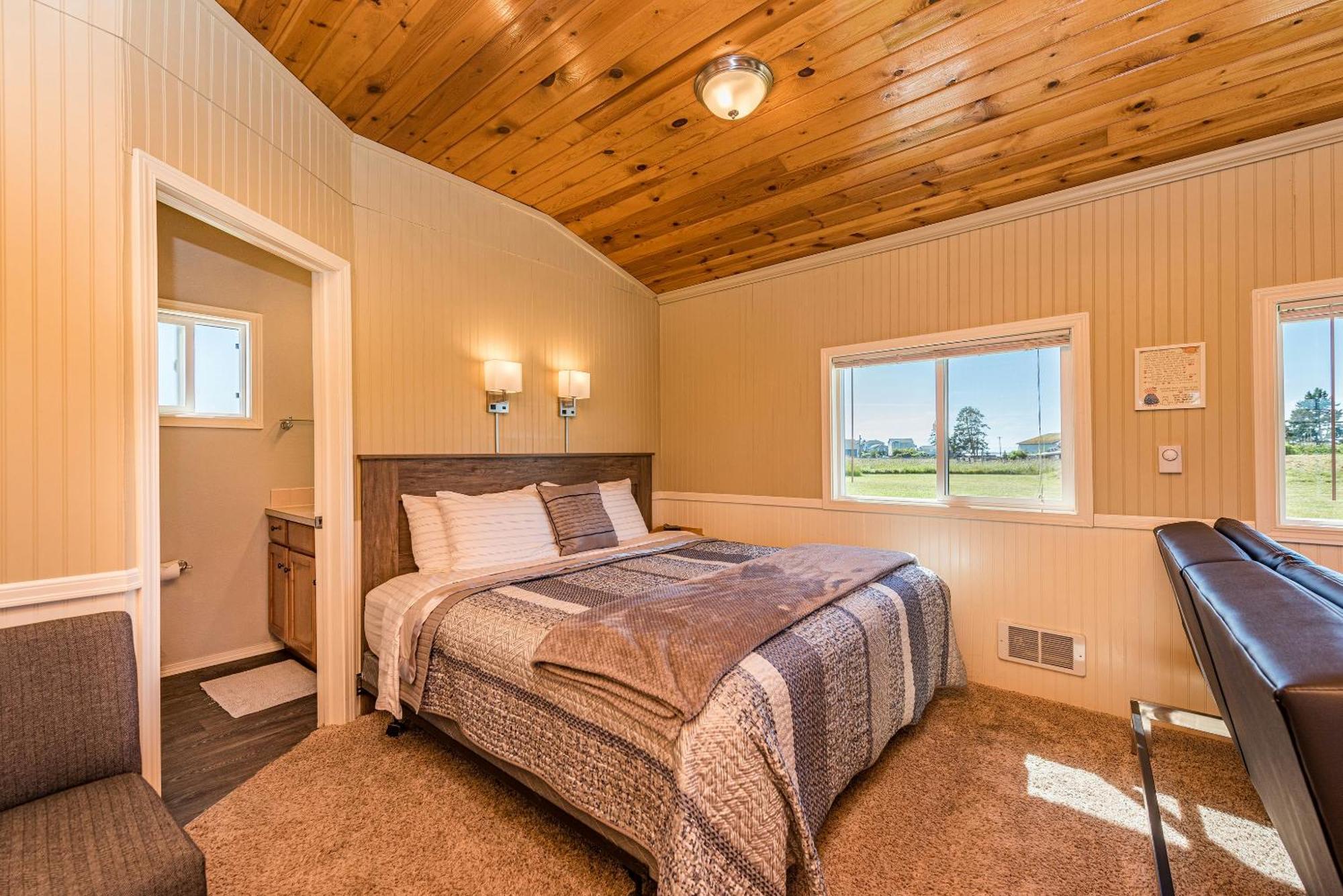 Juan De Fuca Waterfront Hotel & Cottages ซีควิม ภายนอก รูปภาพ