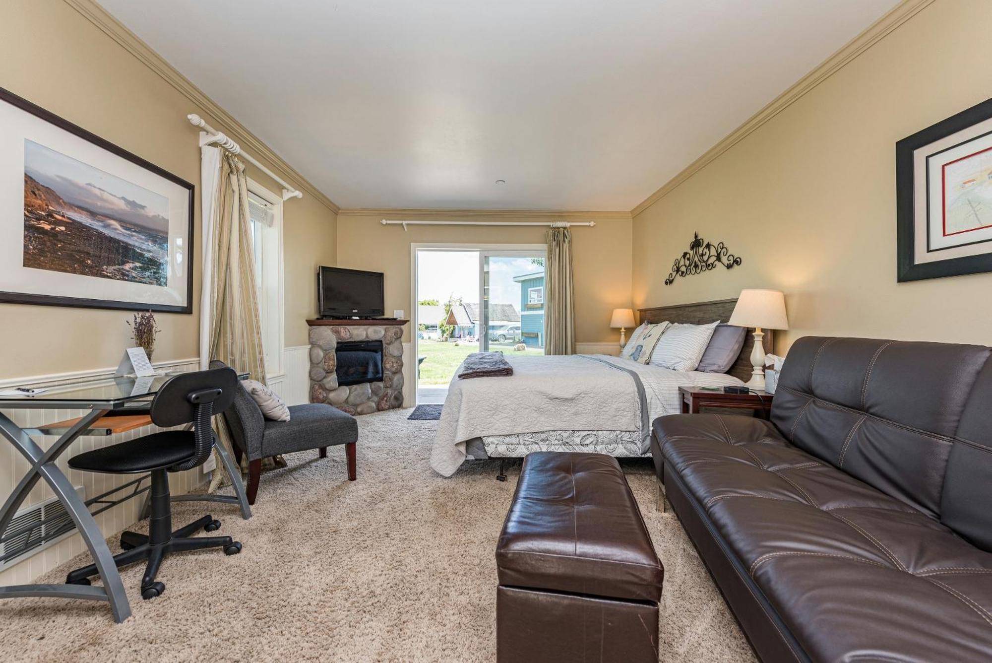 Juan De Fuca Waterfront Hotel & Cottages ซีควิม ภายนอก รูปภาพ