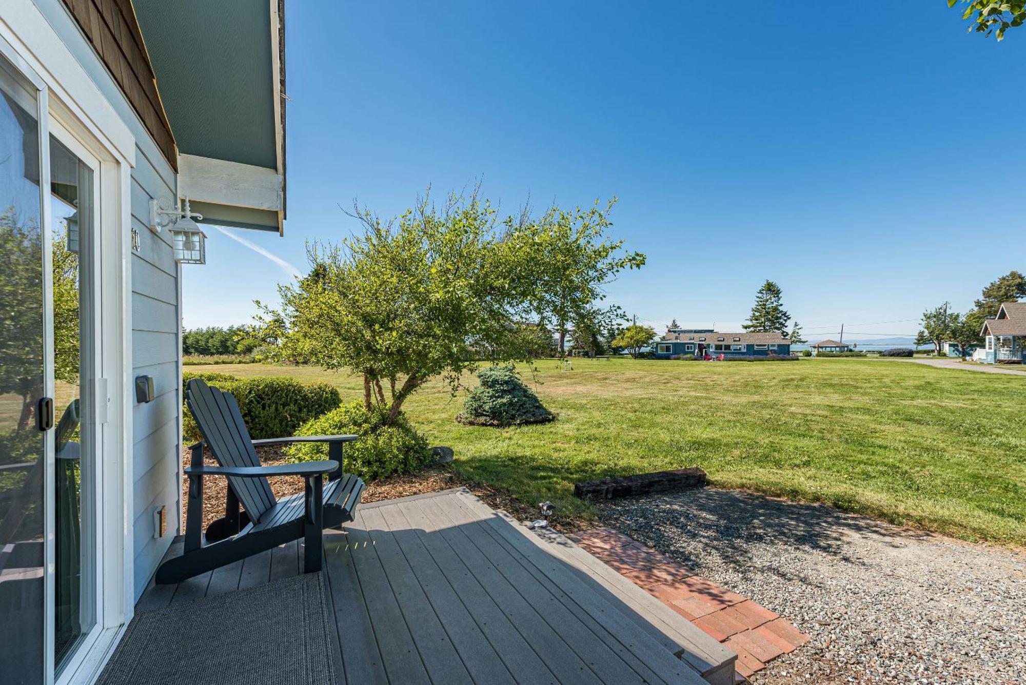 Juan De Fuca Waterfront Hotel & Cottages ซีควิม ภายนอก รูปภาพ