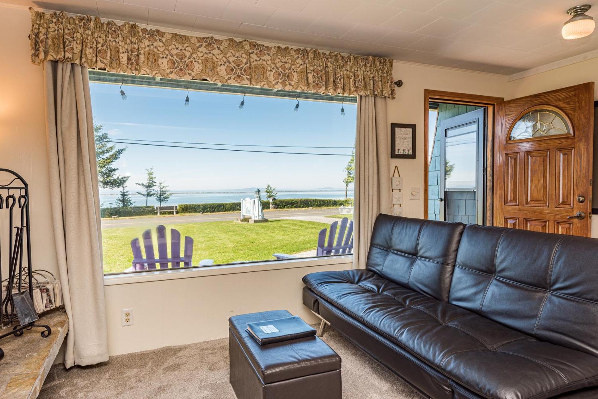 Juan De Fuca Waterfront Hotel & Cottages ซีควิม ภายนอก รูปภาพ