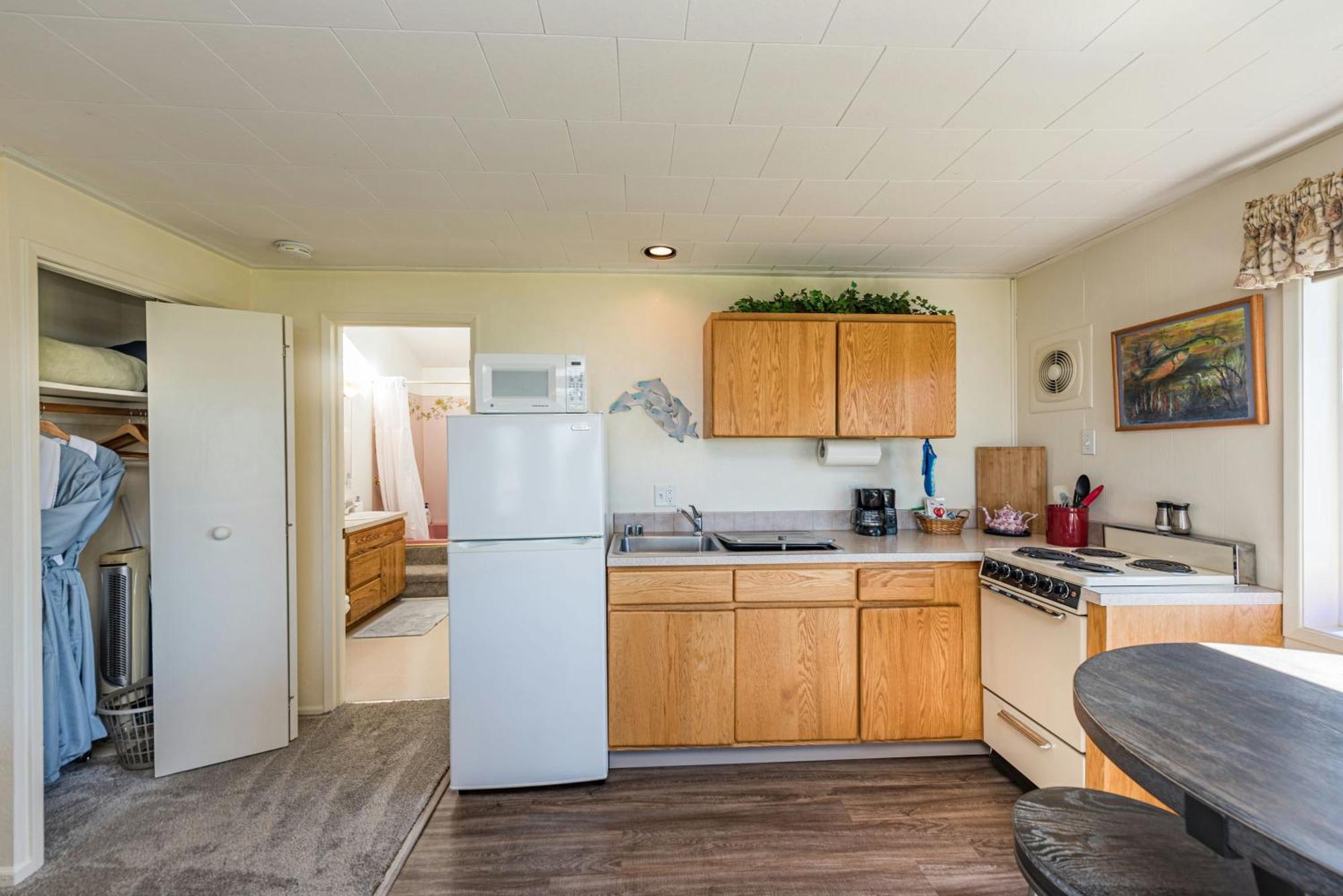 Juan De Fuca Waterfront Hotel & Cottages ซีควิม ภายนอก รูปภาพ