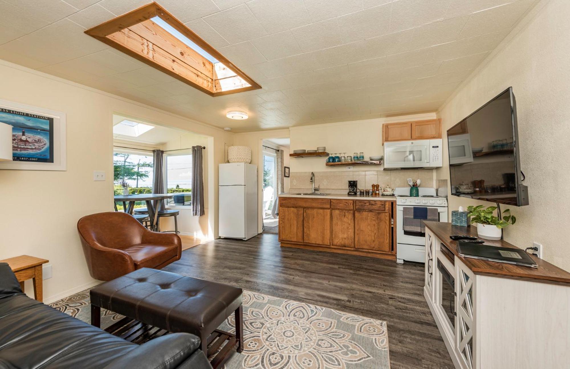 Juan De Fuca Waterfront Hotel & Cottages ซีควิม ภายนอก รูปภาพ