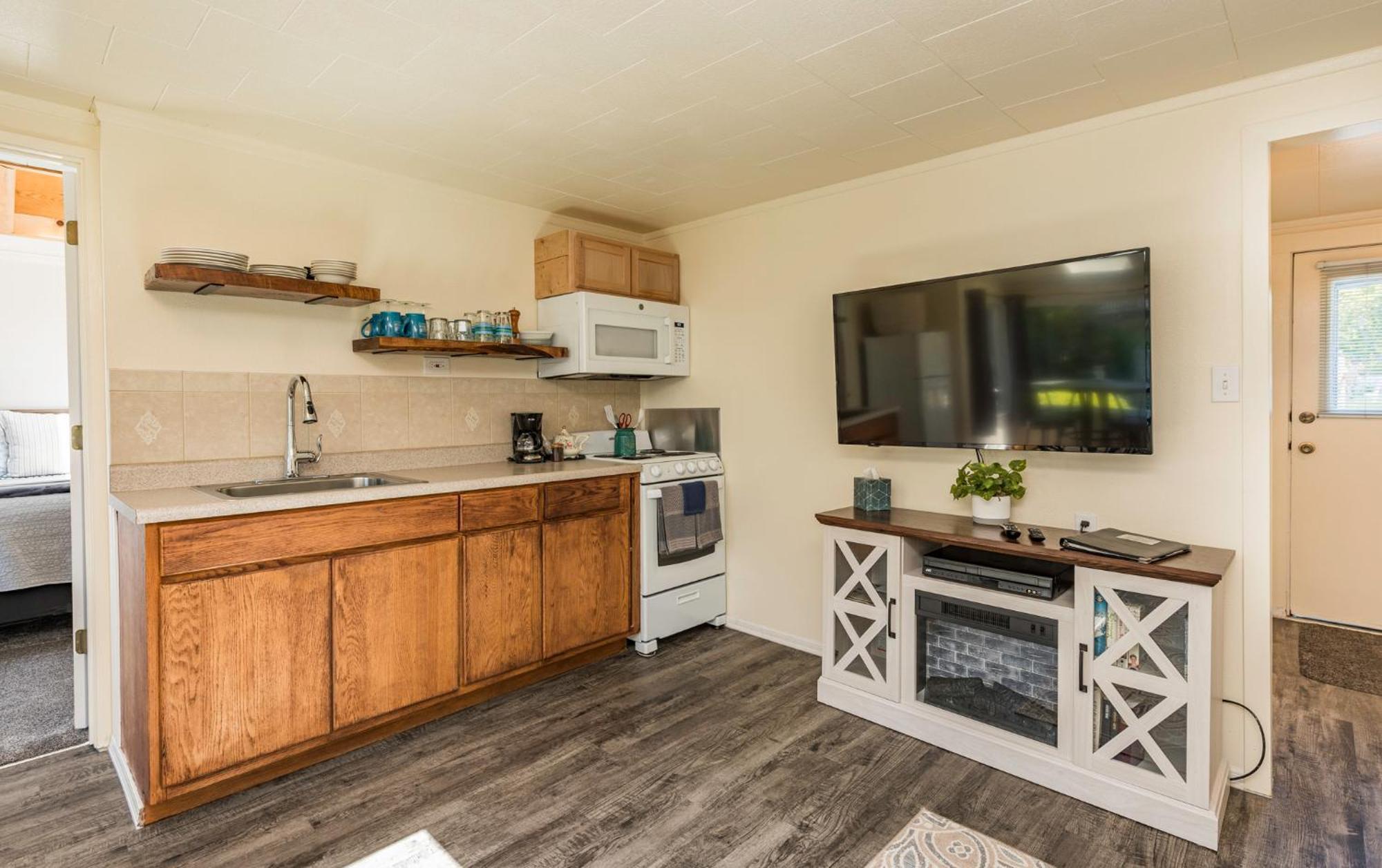 Juan De Fuca Waterfront Hotel & Cottages ซีควิม ภายนอก รูปภาพ