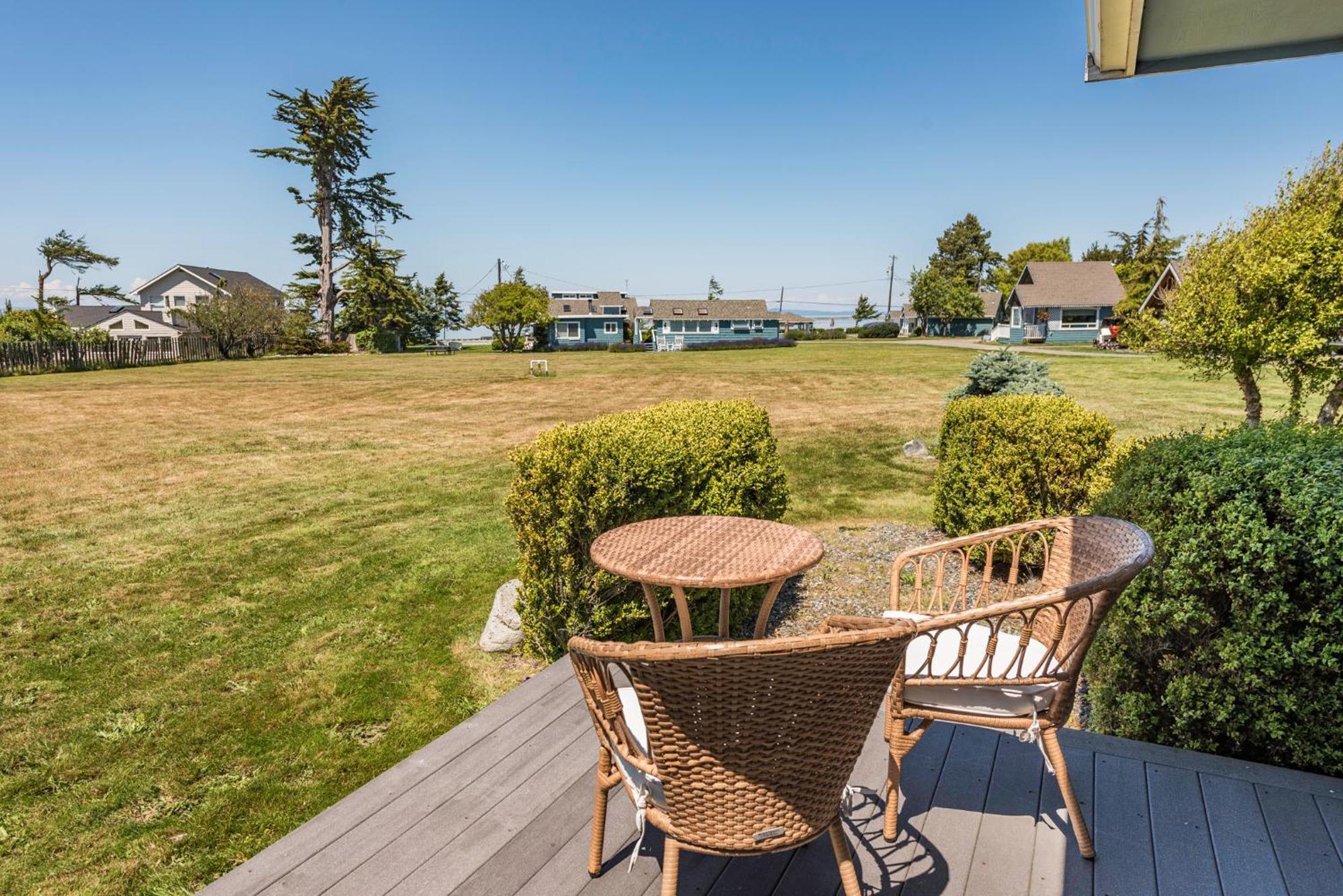 Juan De Fuca Waterfront Hotel & Cottages ซีควิม ภายนอก รูปภาพ
