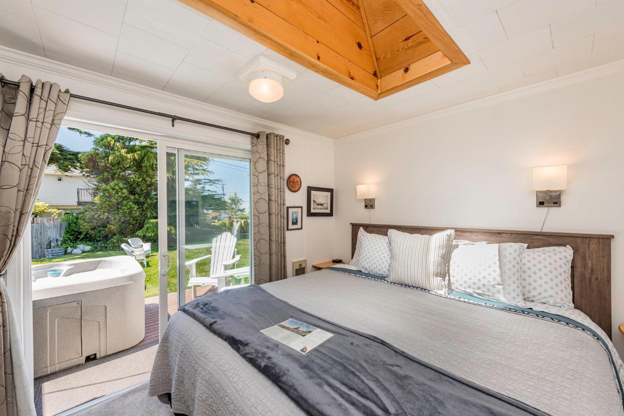 Juan De Fuca Waterfront Hotel & Cottages ซีควิม ภายนอก รูปภาพ