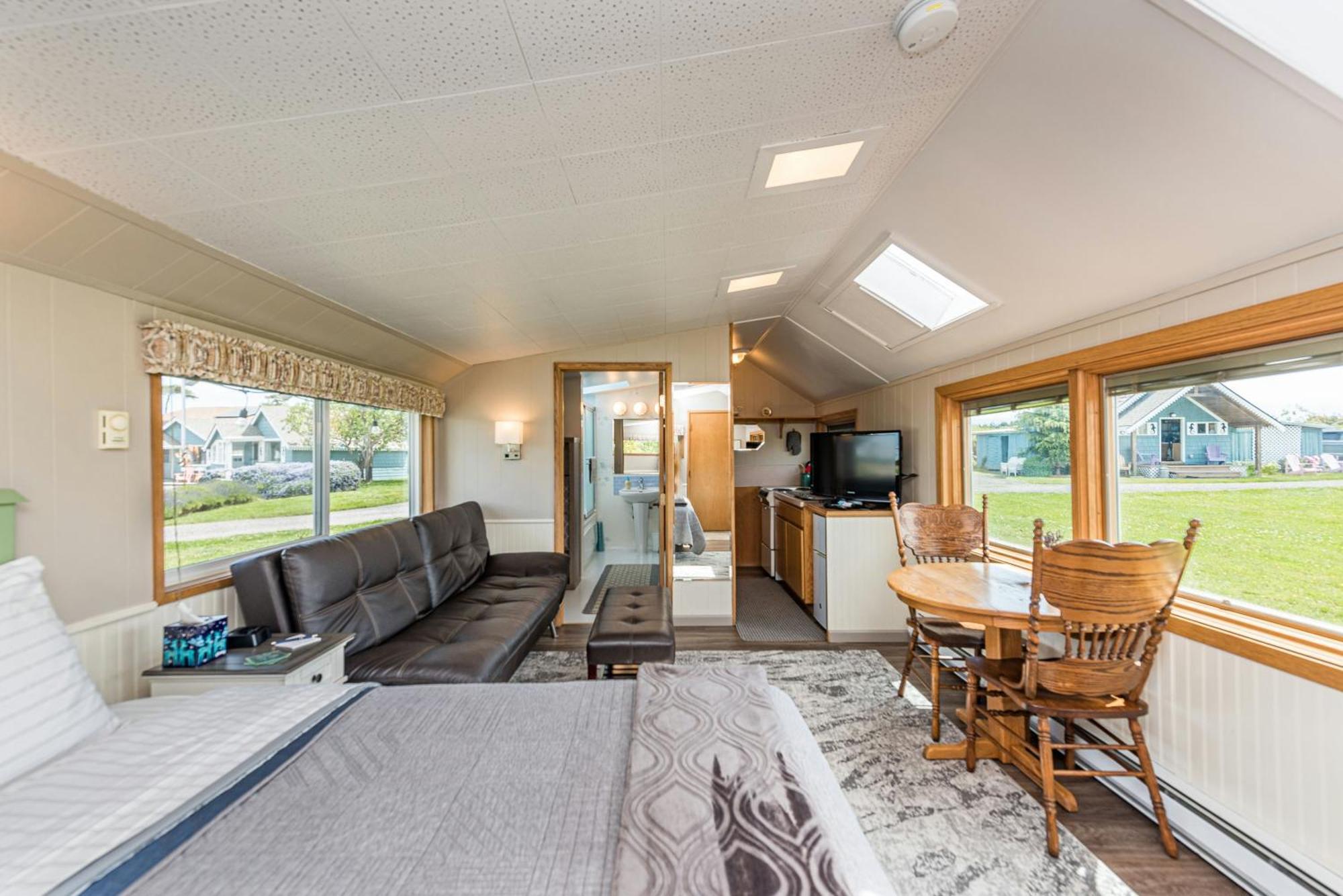 Juan De Fuca Waterfront Hotel & Cottages ซีควิม ภายนอก รูปภาพ