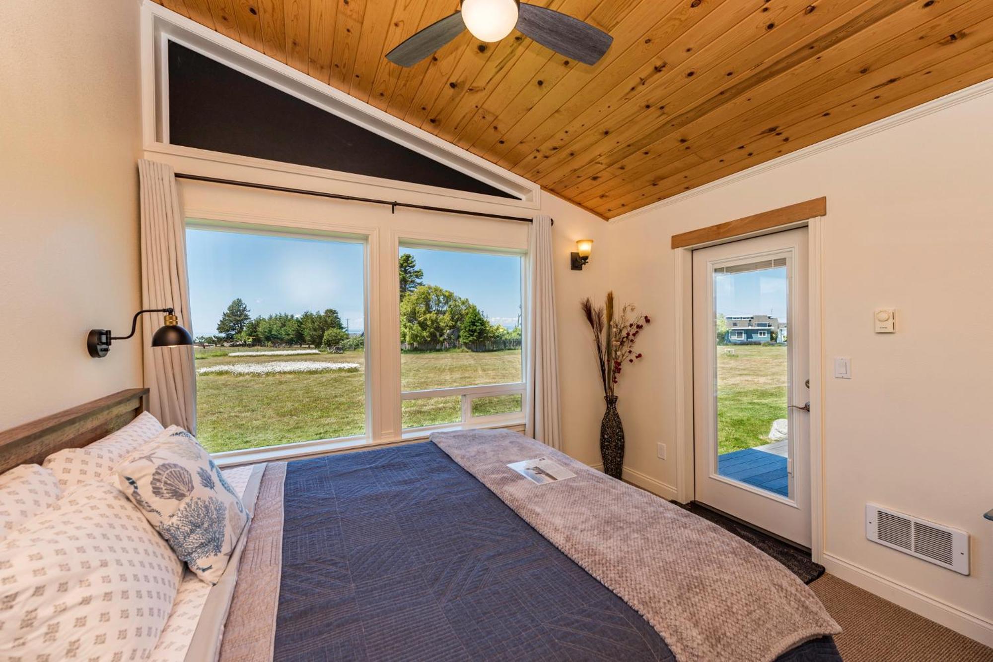 Juan De Fuca Waterfront Hotel & Cottages ซีควิม ภายนอก รูปภาพ