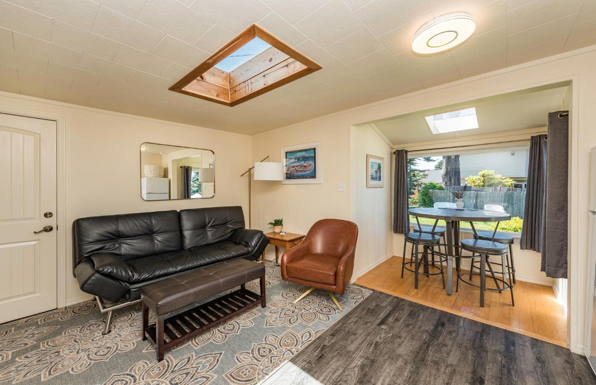 Juan De Fuca Waterfront Hotel & Cottages ซีควิม ภายนอก รูปภาพ