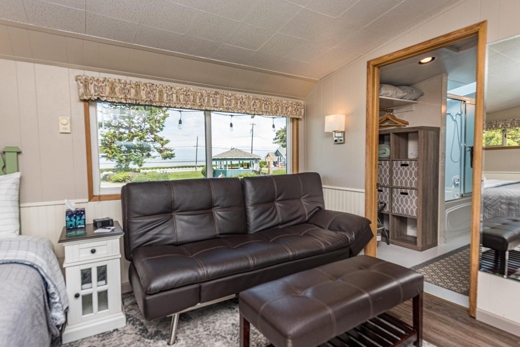 Juan De Fuca Waterfront Hotel & Cottages ซีควิม ภายนอก รูปภาพ