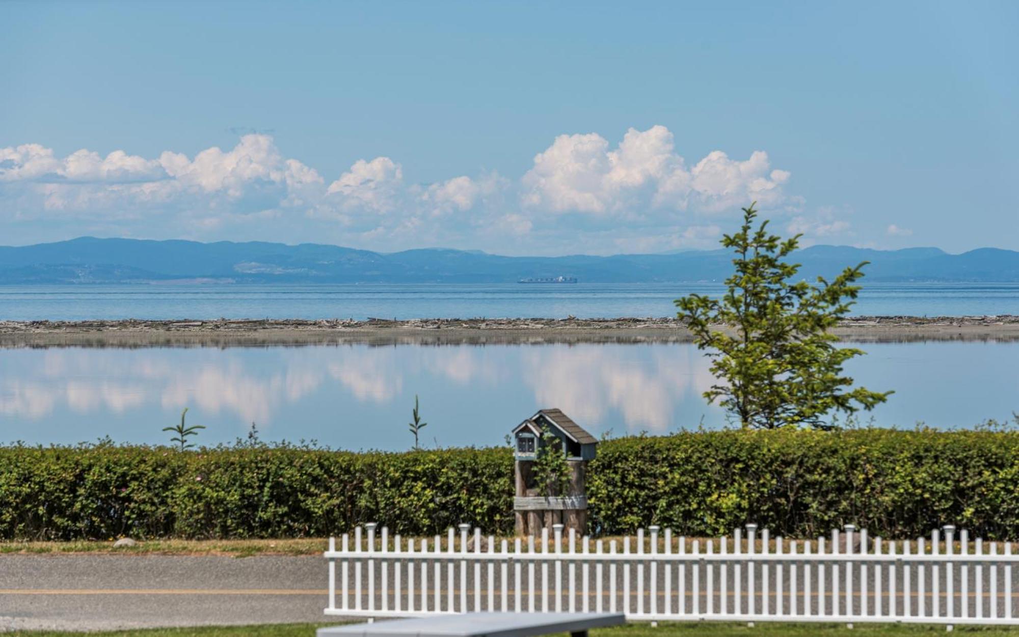 Juan De Fuca Waterfront Hotel & Cottages ซีควิม ภายนอก รูปภาพ