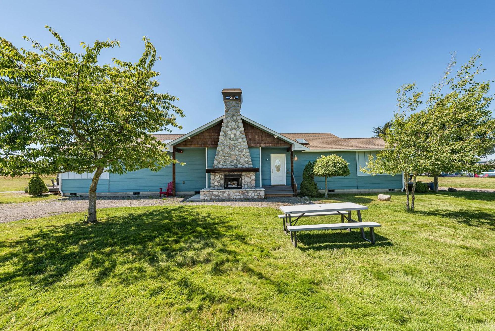 Juan De Fuca Waterfront Hotel & Cottages ซีควิม ภายนอก รูปภาพ