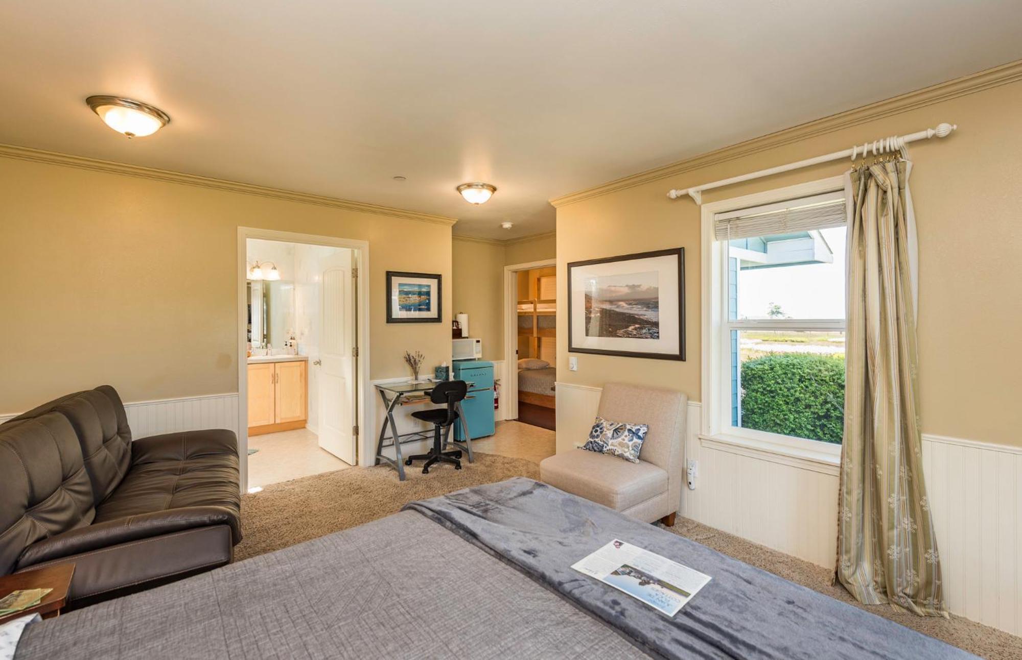 Juan De Fuca Waterfront Hotel & Cottages ซีควิม ภายนอก รูปภาพ