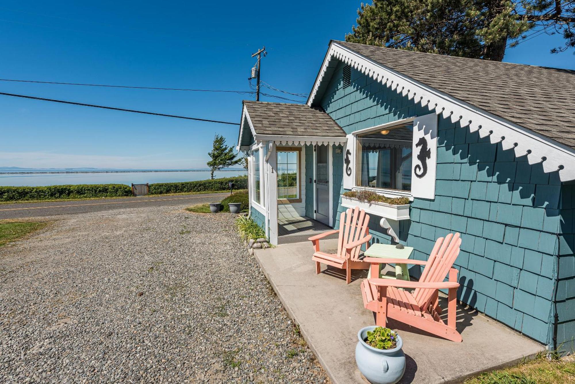 Juan De Fuca Waterfront Hotel & Cottages ซีควิม ภายนอก รูปภาพ