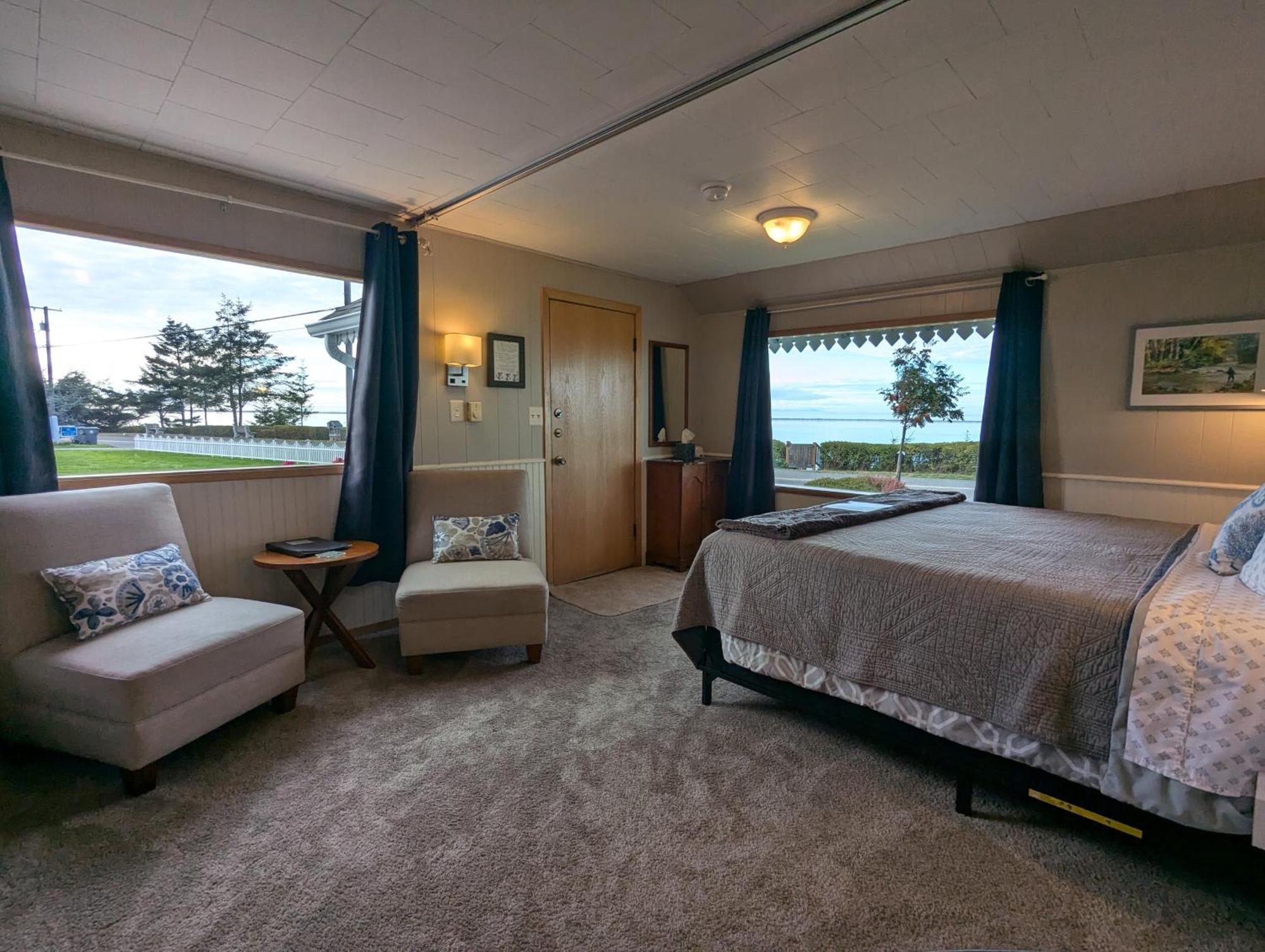 Juan De Fuca Waterfront Hotel & Cottages ซีควิม ภายนอก รูปภาพ
