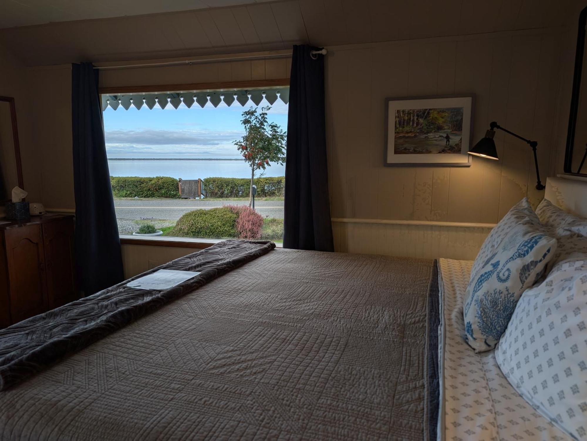 Juan De Fuca Waterfront Hotel & Cottages ซีควิม ภายนอก รูปภาพ