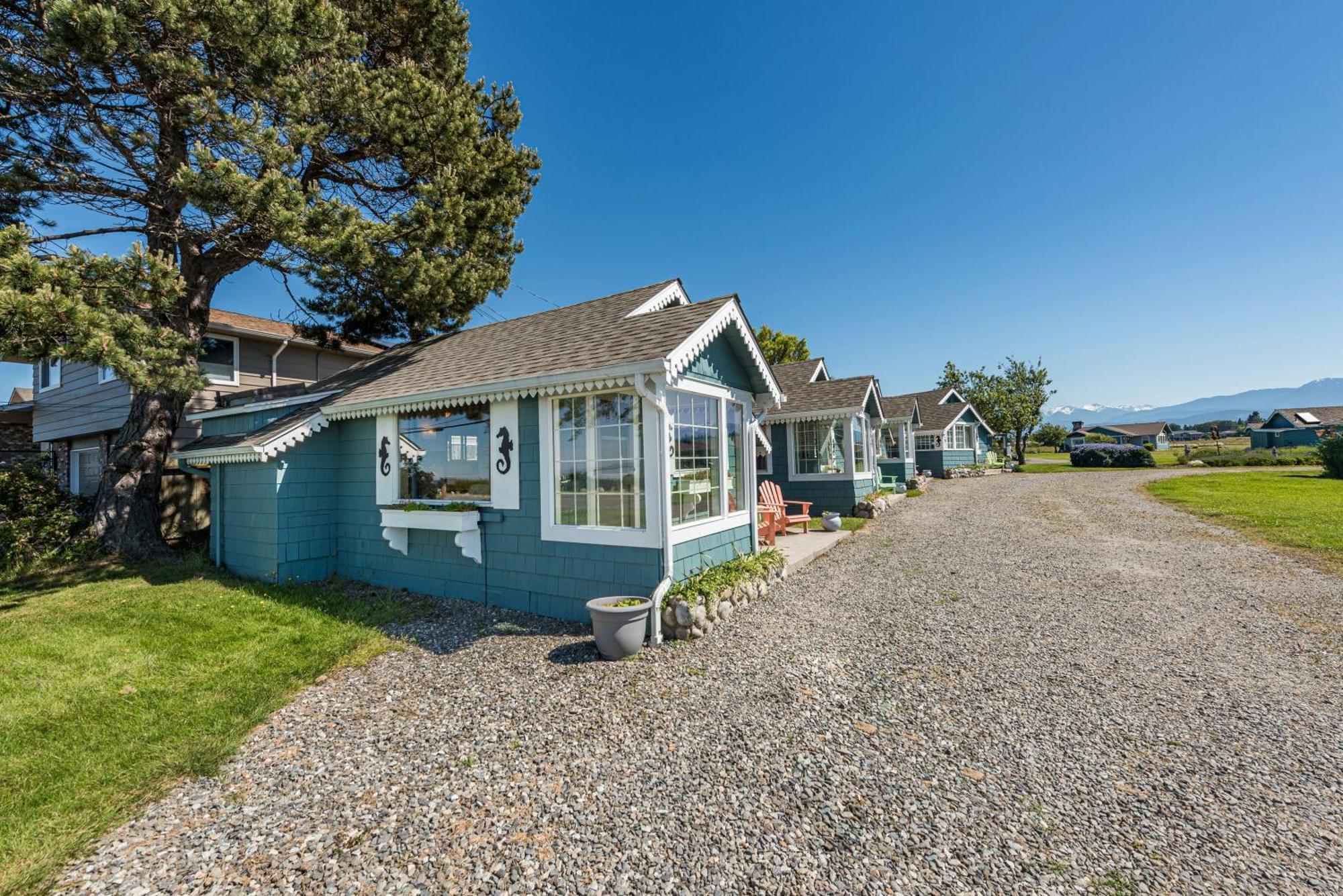 Juan De Fuca Waterfront Hotel & Cottages ซีควิม ภายนอก รูปภาพ